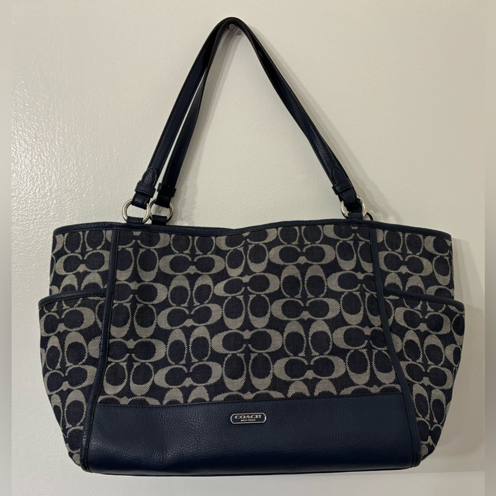 Coach bag in navy blue. EUC